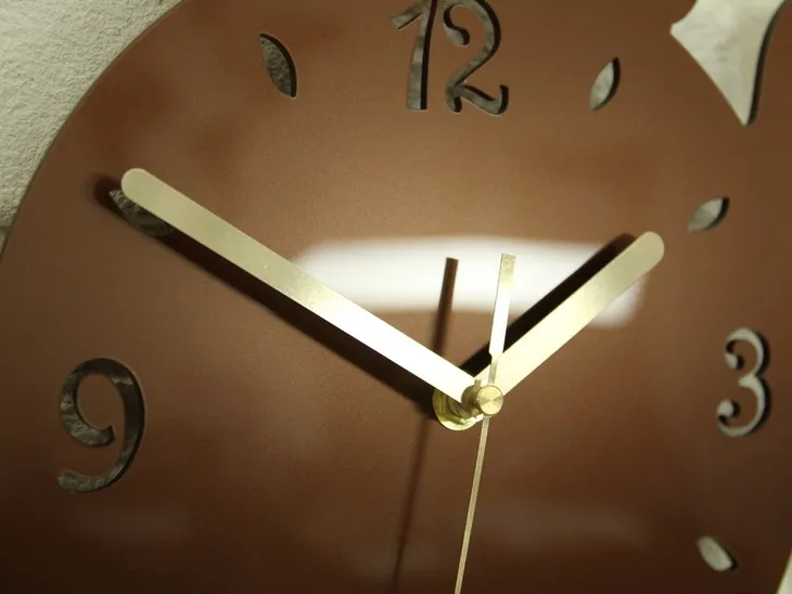 zegar-scienny-czajnik-miedziany-cichy-marka-modernclock