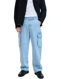 niebieskie-spodnie-jeansowe-prosta-nogawka-z-kieszeniami-bojowki