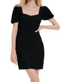 czarna-prosta-dzianinowa-sukienka-mini-krotki-rekaw-ozdobne-guziki