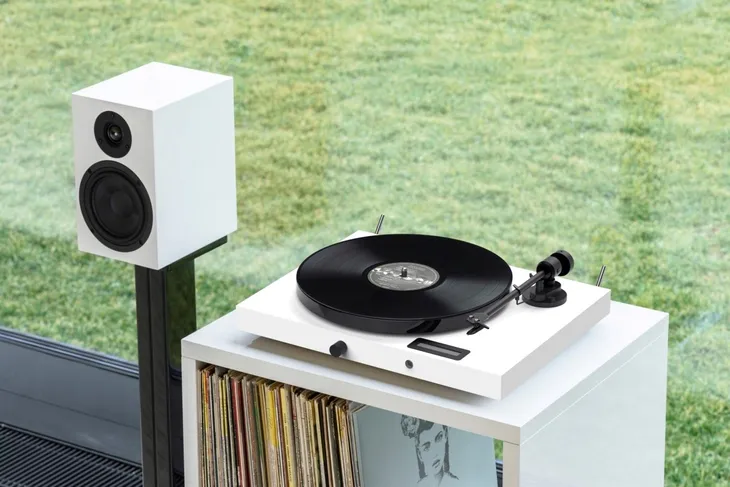 pro-ject-jukebox-e1-om5e-gramofon-system-all-in-one-plug-nd-play-bluetooth-kod-producenta-jukebox-e1-om5e-white