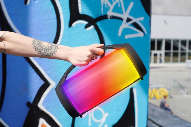 glosnik-przenosny-bluetooth-partybtlite-komunikacja-bluetooth