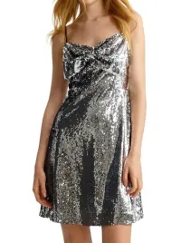 srebrna-zdobiona-cekinowa-sukienka-mini-na-ramiaczkach-z-kokarda