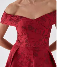 czerwony-top-dopasowany-odkryte-ramiona-tloczone-kwiaty-debut-london-40