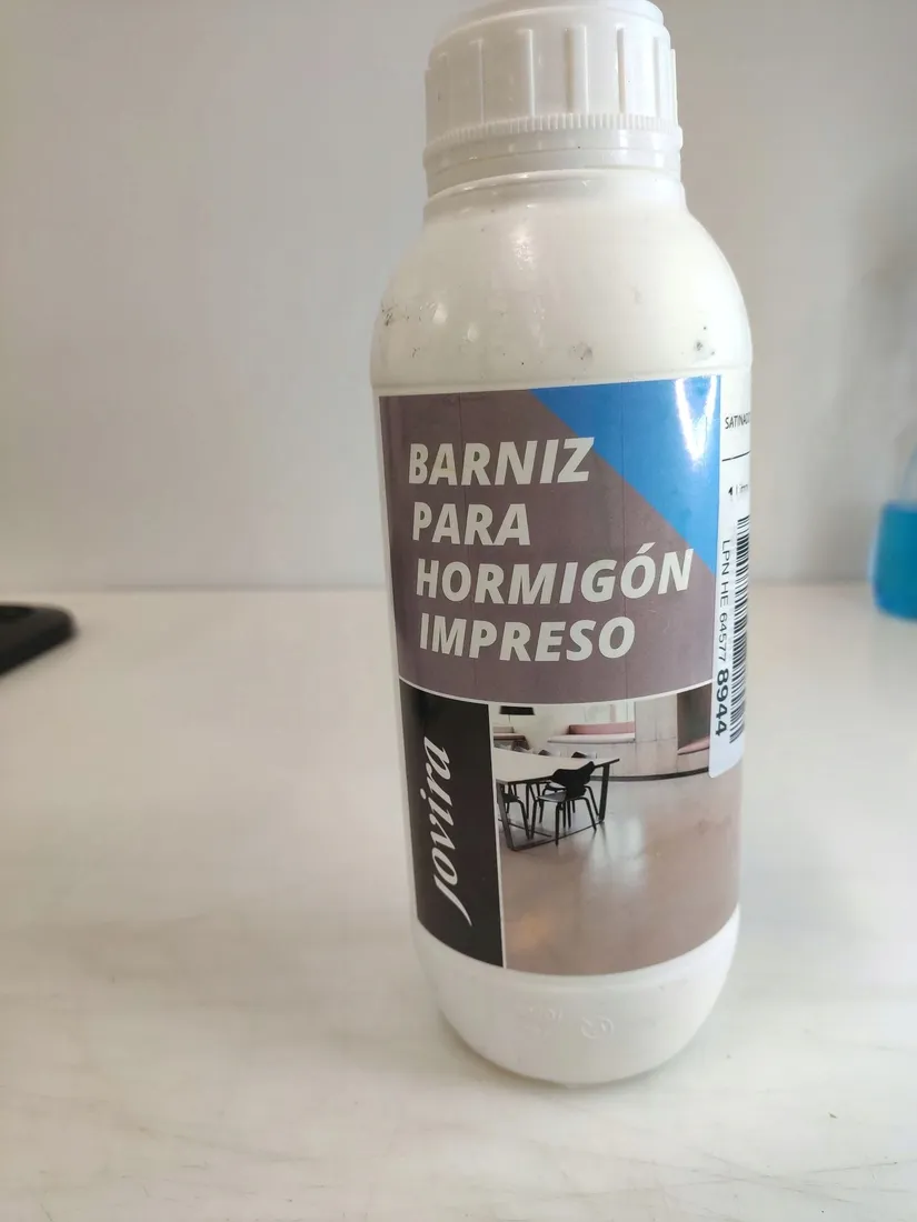 laminujaca-farba-do-podlog-betonowych