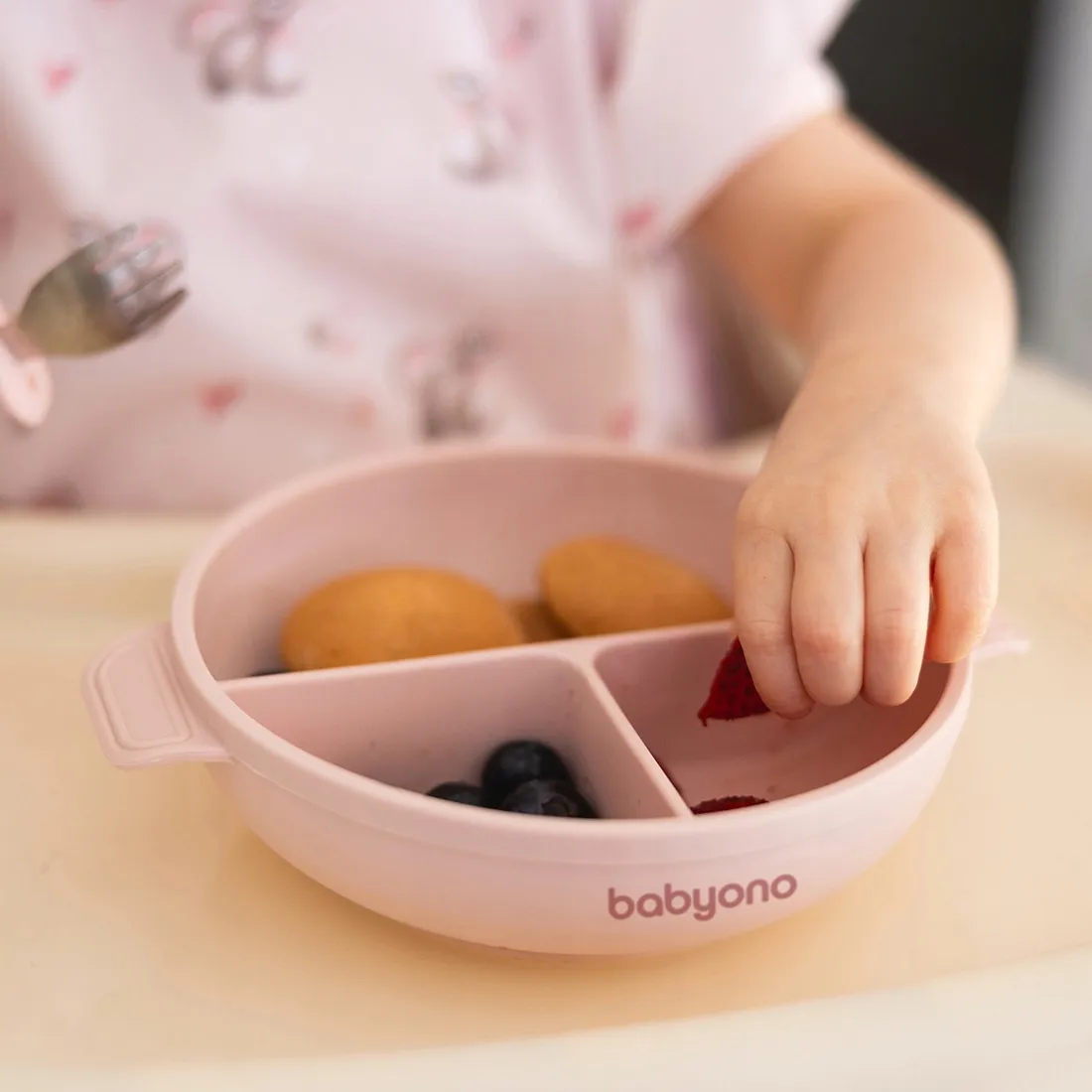 babyono-silikonowy-talerz-z-przyssawka-i-przykrywka-1661-02-rozowy-material-wykonania-silikon
