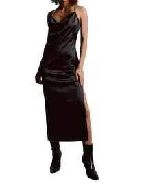 czarna-gladka-satynowa-sukienka-midi-zdobione-ramiaczka-lejacy-dekolt