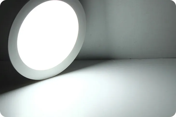 oczka-okragly-decorya-bialy-zasilanie-sieciowe