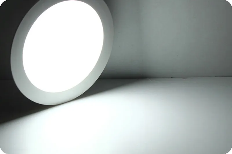 oczka-okragly-decorya-bialy