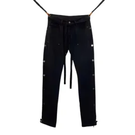 czarne-spodnie-jeansowe-z-zatrzaskami