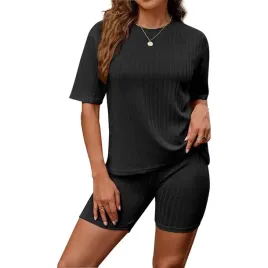 czarny-komplet-dresowy-damski-prazkowany-bluzka-i-spodenki-l