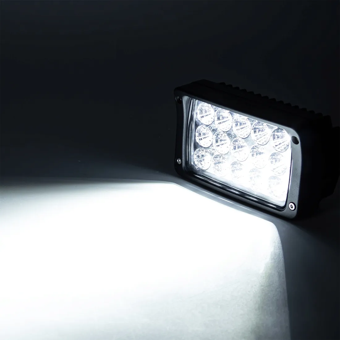 lampa-robocza-led-15x-led