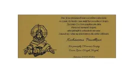 personalizowana-blaszka-laminowana-zlota-z-grawerem-na-komunie-swieta