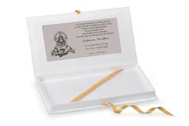 pudelko-prezentowe-na-komunie-swieta-z-grawerem-personalizowanym-srebrnym