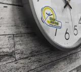 zegar-scienny-jvd-szary-28cm-zasilanie-baterie