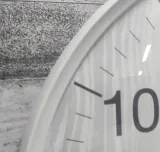 zegar-scienny-jvd-bialy-33cm-material-dominujacy-tworzywo-sztuczne