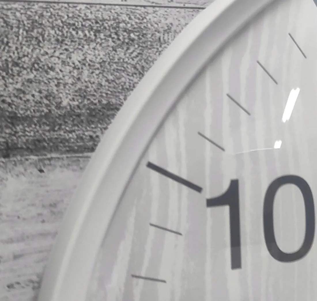 zegar-scienny-jvd-bialy-33cm-linia-elegancki-zegar-do-salonu-pokoju