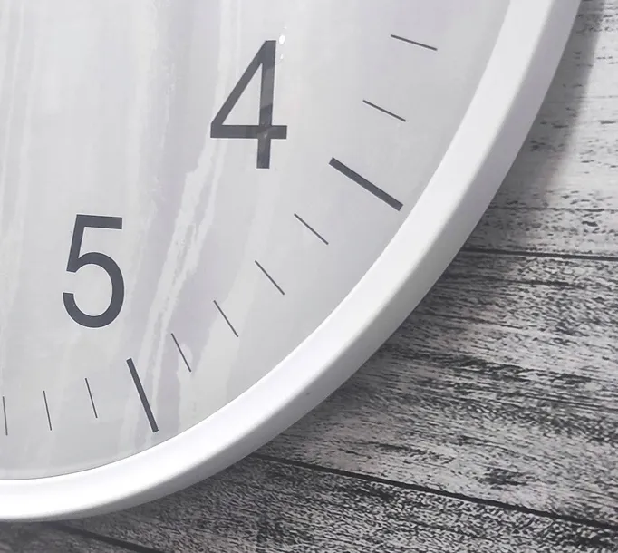 zegar-scienny-jvd-bialy-33cm-system-liczbowy-cyfry-arabskie