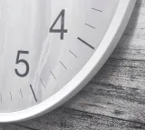 zegar-scienny-jvd-bialy-33cm-system-liczbowy-cyfry-arabskie