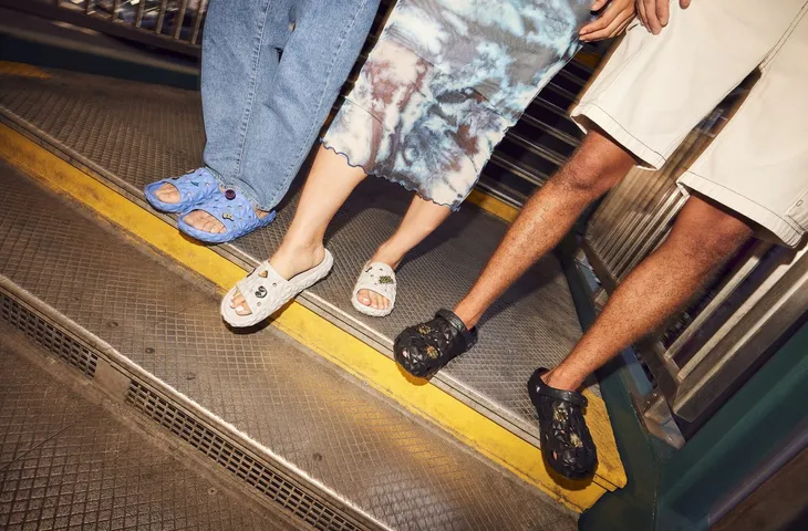 klapki-classic-slide-2-0-crocs-43-44-wzor-dominujacy-bez-wzoru