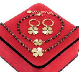 komplet-bizuterii-pozlacanej-stal-chirurgiczna-czarne-koraliki-koniczynki