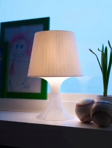 ikea-lampka-nocna-lampan-biala-zasilanie-sieciowe