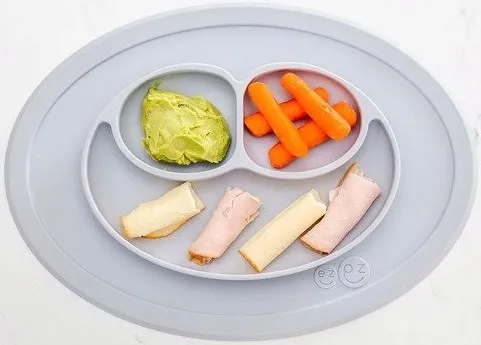 silikonowy-talerzyk-z-podkladka-maly-2w1-mini-mat-pastelowa-szarosc-ezpz-material-wykonania-silikon