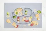 silikonowy-talerzyk-z-podkladka-2w1-happy-mat-pastelowa-szarosc-ezpz-waga-z-opakowaniem-0-2-kg