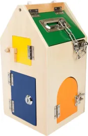 domek-drewniany-motoryczny-edukacyjny-z-zamkami-dla-dzieci-small-foot