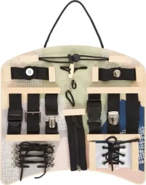 tablica-edukacyjna-zapiecia-i-wiazania-small-foot