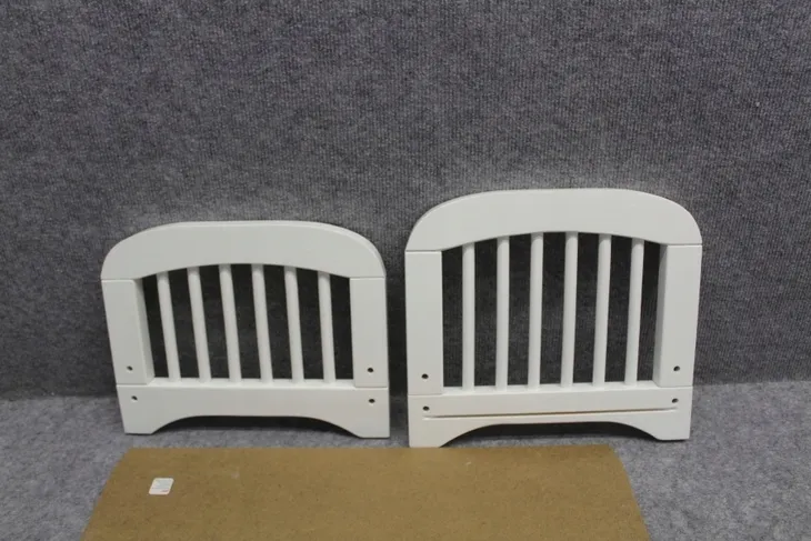 biale-lozeczko-bez-poscieli-goki-3-seria-akcesoria-dla-lalek