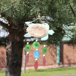 dzwonek-wietrzny-z-drewnianym-zolwiem-i-kolorowymi-kolkami