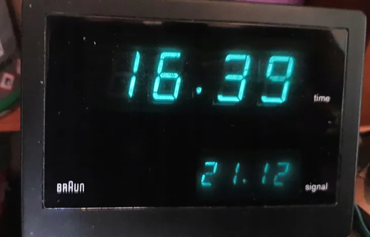 zegar-budzik-braun-czarny-75cm-ksztalt-kwadratowy