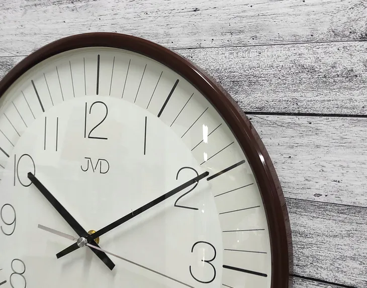 zegar-scienny-jvd-brazowy-33cm-kolor-brazowy