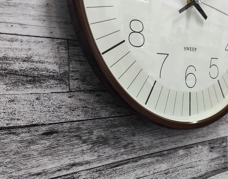 zegar-scienny-jvd-brazowy-33cm-zasilanie-baterie