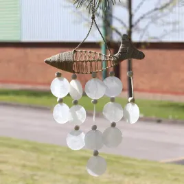 dzwonek-wietrzny-z-ryba-ze-sznurka-i-bialymi-kolkami