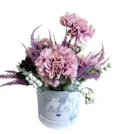 kompozycja-stroik-flower-box-na-prezent-urodziny-kwiaty-sztuczne