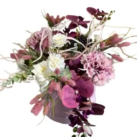 kompozycja-stroik-flower-box-na-prezent-urodziny-kwiaty-sztuczne