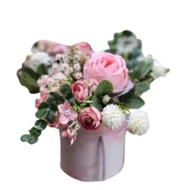 kompozycja-stroik-flower-box-na-prezent-urodziny-kwiaty-sztuczne