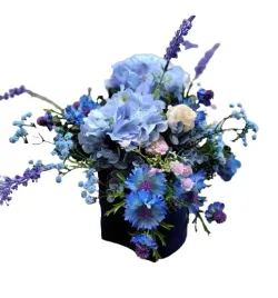 kompozycja-stroik-flower-box-na-prezent-urodziny-kwiaty-sztuczne