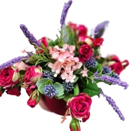 kompozycja-stroik-flower-box-na-prezent-urodziny-kwiaty-sztuczne