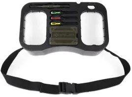 korum-tacka-wedkarska-na-przynety-z-paskiem-i-przyrzadami