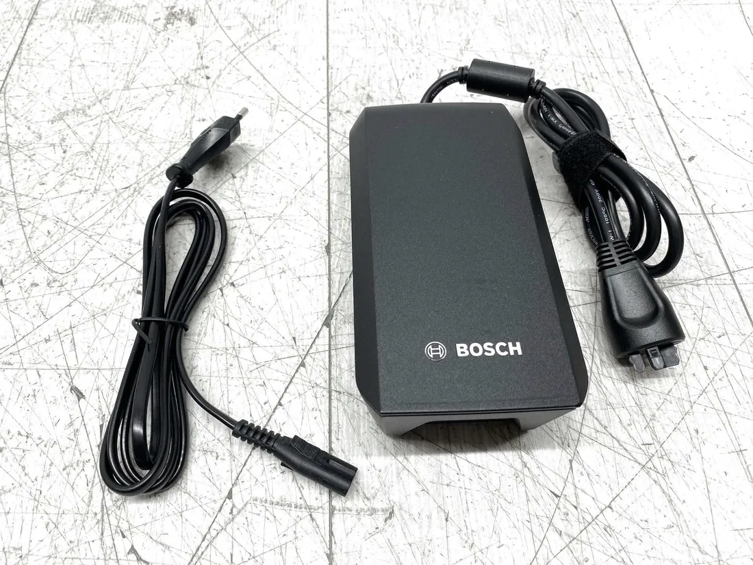 ladowarka-do-akumulatorow-bosch-e-bike-active-performance-4a-275007909-waga-1000-g