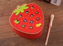 gra-drewniana-zlap-robaczka-truskawka-kijek-magnetyczny-montessori
