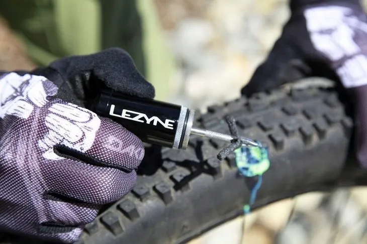 zestaw-naprawczy-do-opon-lezyne-tubeless-kit-czarny-do-bezdetkowych-opon-marka-lezyne-model-tubeless-kit