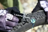 zestaw-naprawczy-do-opon-lezyne-tubeless-kit-czarny-do-bezdetkowych-opon-marka-lezyne-model-tubeless-kit