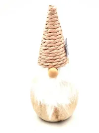 drewniany-krasnal-z-rozowa-czapeczka