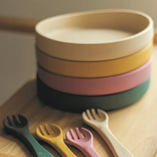 talerzyk-petiteandmars-brazowy-silikon-waga-z-opakowaniem-0-184-kg