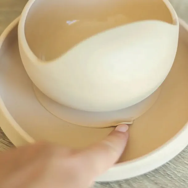 talerzyk-petiteandmars-brazowy-silikon-kolor-brazowy