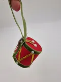 zawieszka-materialowa-bebenek-czerwono-zielony-6cm-motyw-bombka