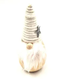 drewniany-krasnal-z-biala-czapeczka